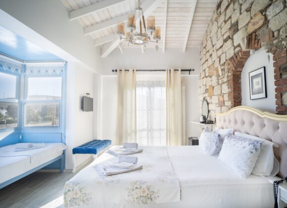 PREMIUM ROOM CUMBALI FRENCH BALCONY AND POOL VIEW